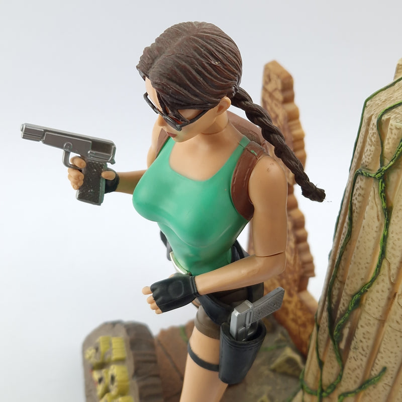 Tomb Raider in Jungle Outfit Figur / Actionfigur Playmates - Lara Croft Diorama