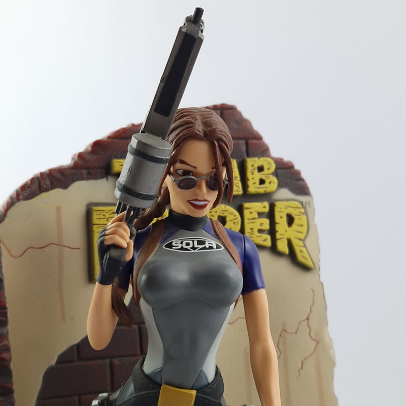 Tomb Raider in Wet Suit Outfit Figur Actionfigur Playmates - Lara Croft Diorama