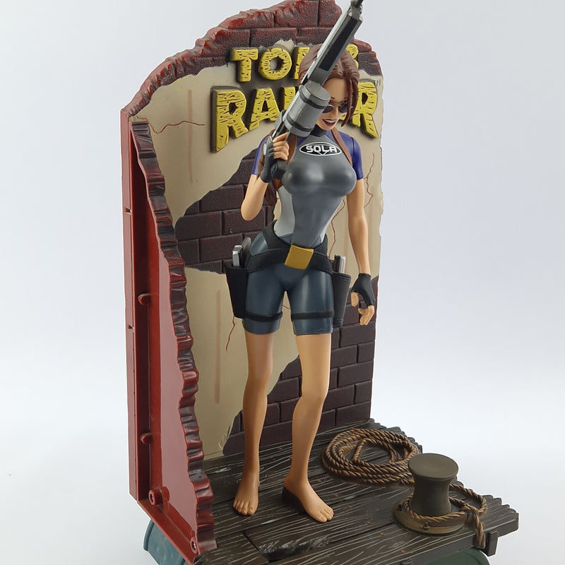 Tomb Raider in Wet Suit Outfit Figur Actionfigur Playmates - Lara Croft Diorama