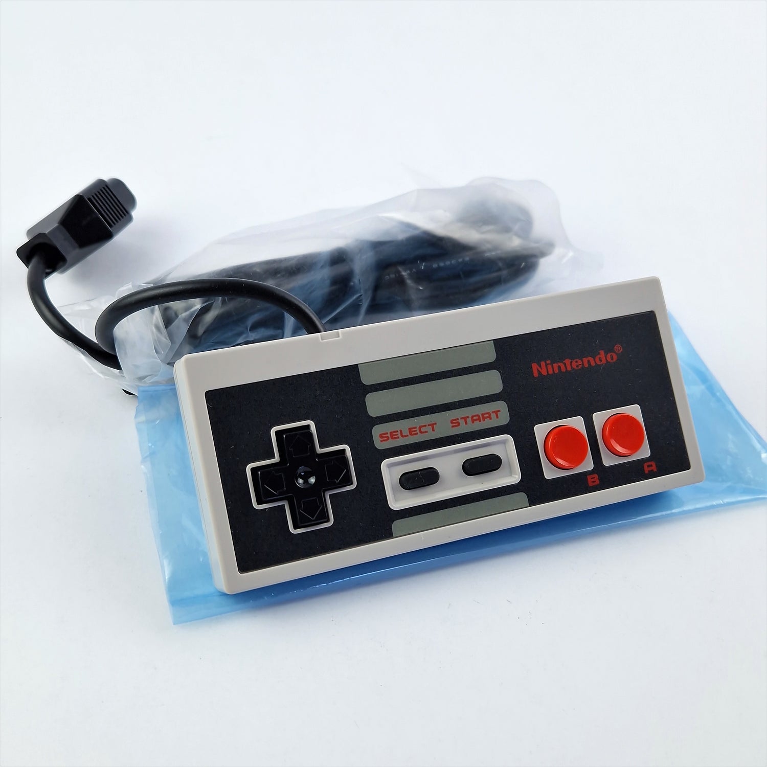 Nintendo NES Accessories: Original NES Controller / Gamepad - NEW Unused