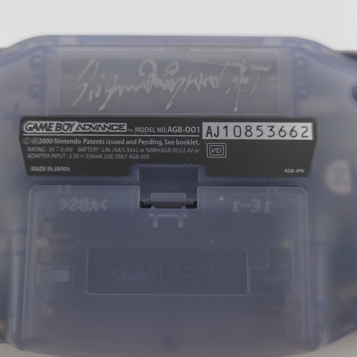 Nintendo Game Boy Advance Konsole mit Unterschrift von Shigeru Miyamoto