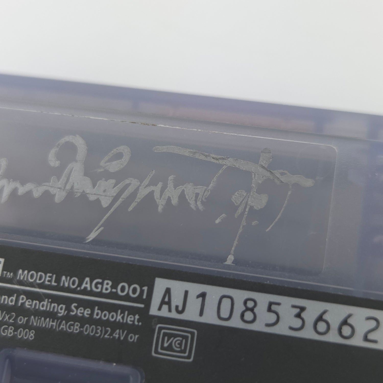 Nintendo Game Boy Advance Konsole mit Unterschrift von Shigeru Miyamoto