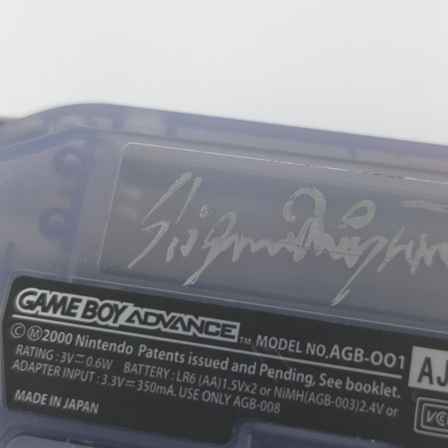 Nintendo Game Boy Advance Konsole mit Unterschrift von Shigeru Miyamoto