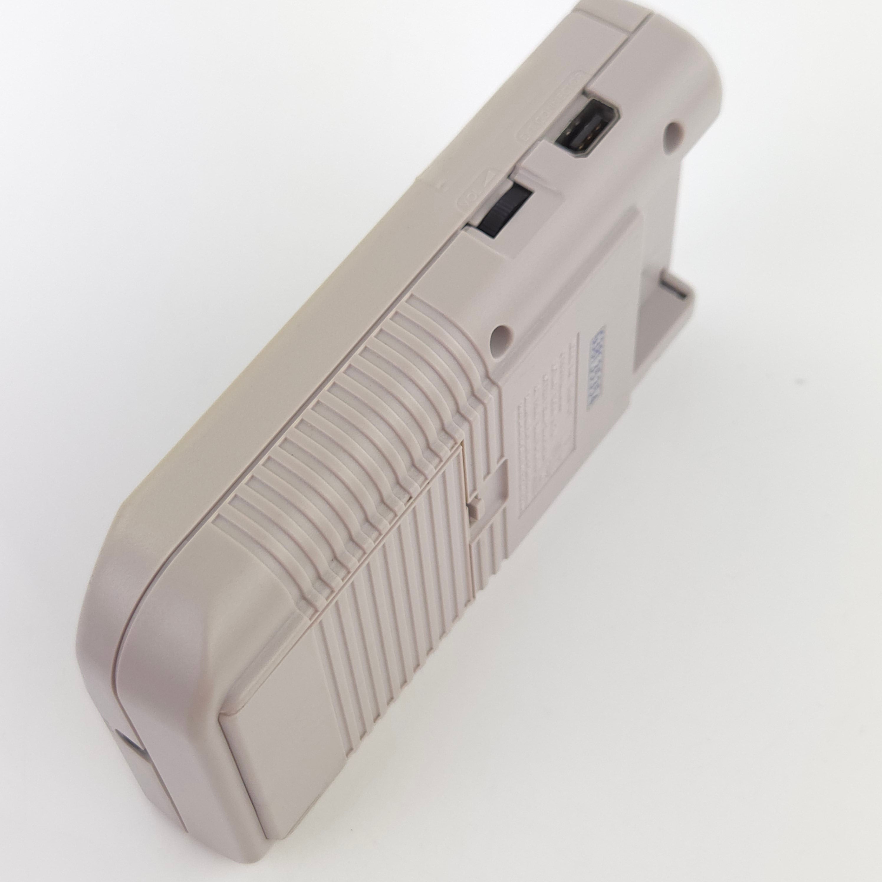 Nintendo Game Boy Konsole vergilbt mit Tetris PAL