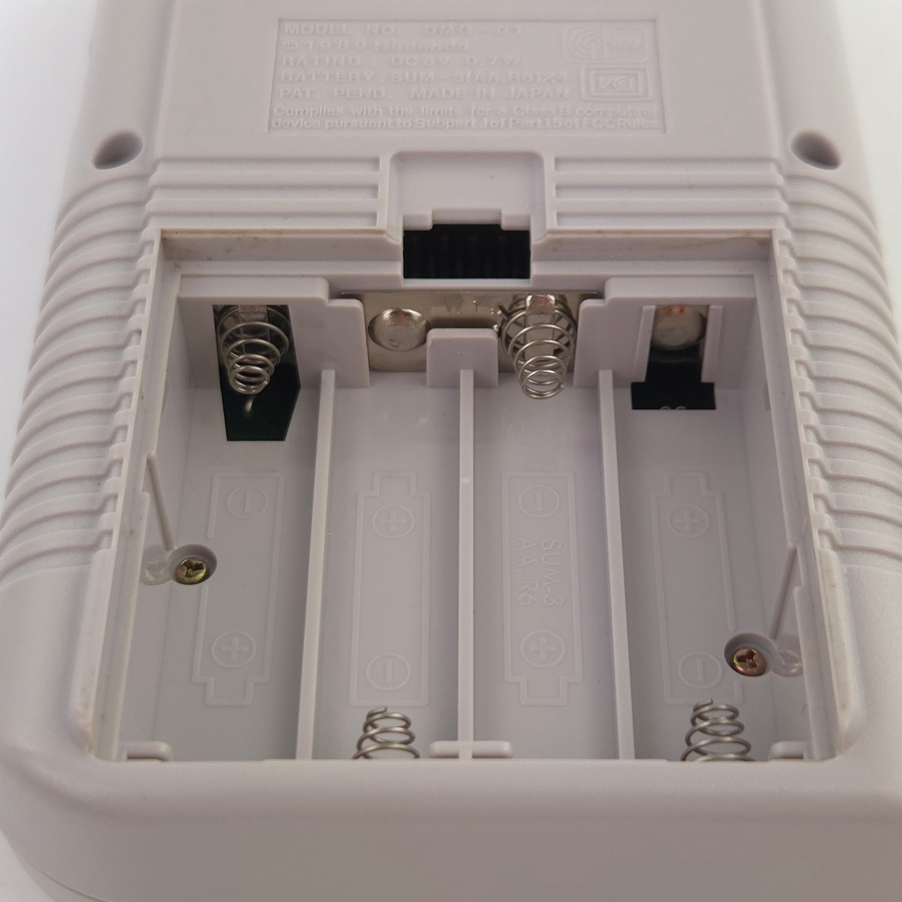 Nintendo Game Boy Konsole vergilbt mit Tetris PAL