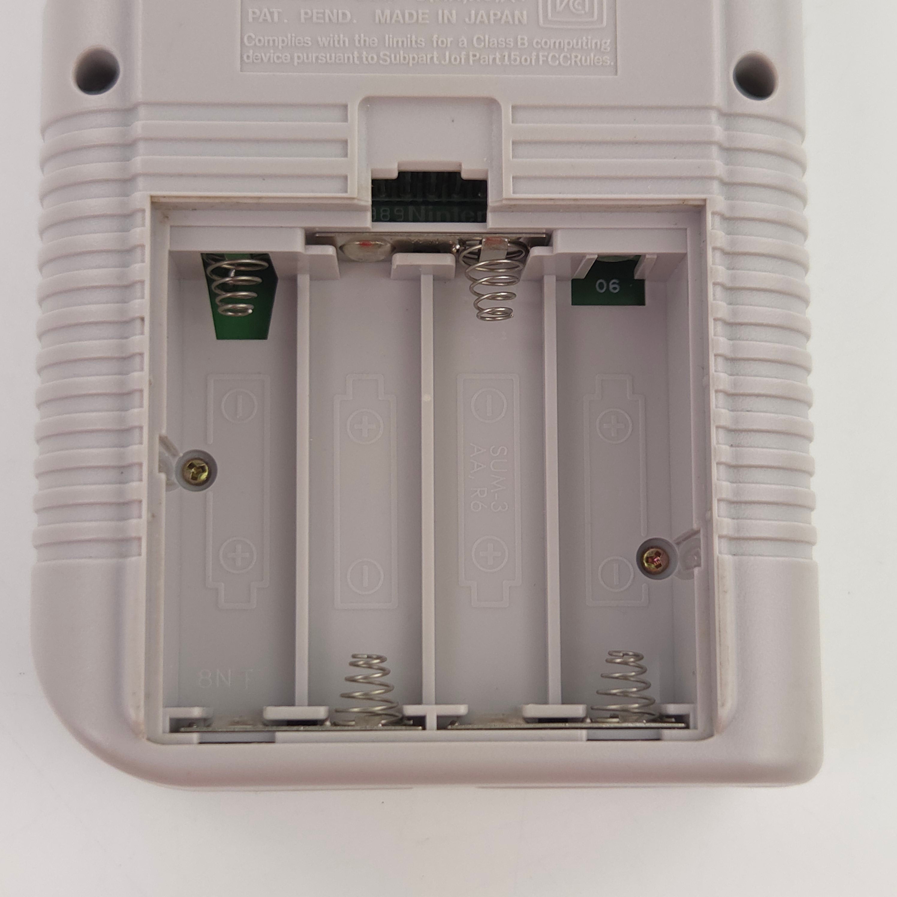 Nintendo Game Boy Konsole vergilbt mit Tetris PAL