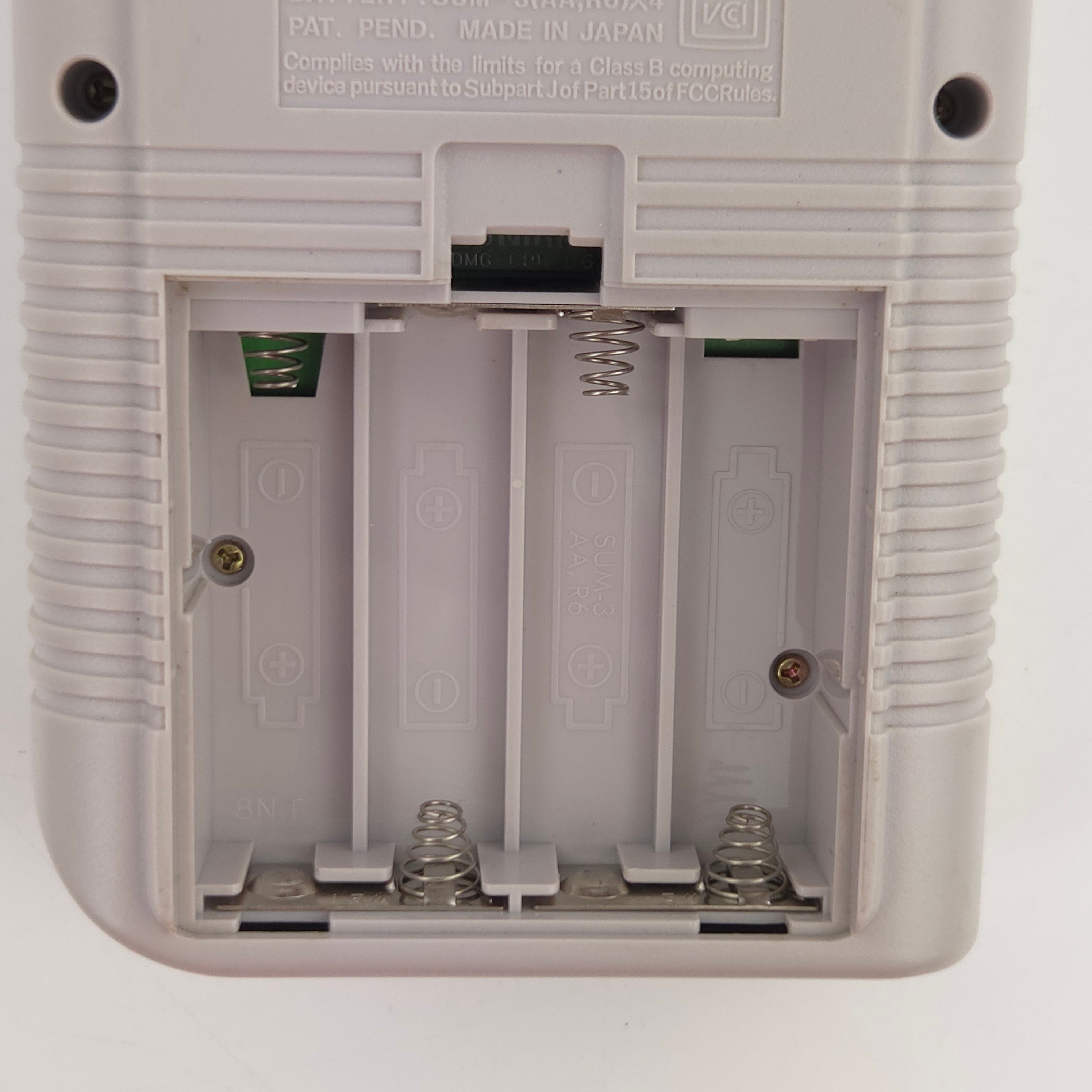 Nintendo Game Boy Konsole vergilbt mit Tetris PAL