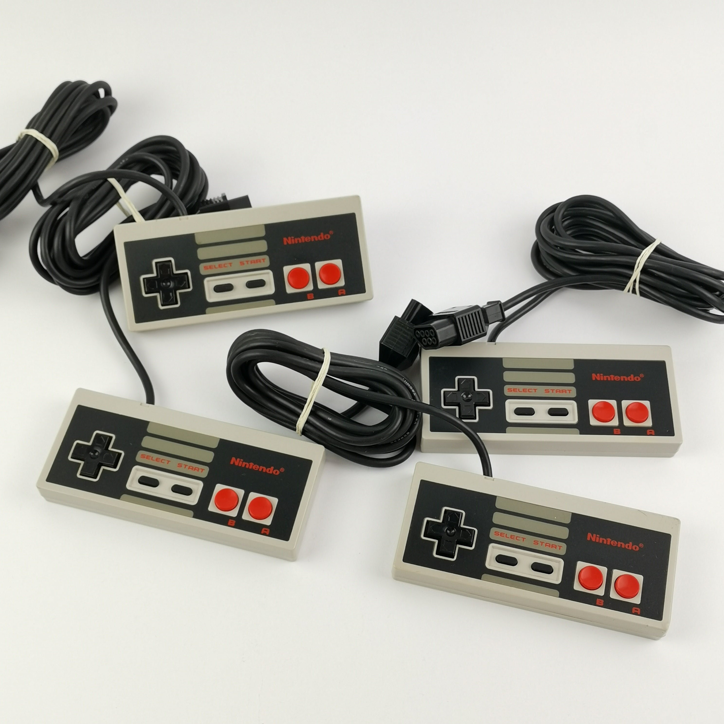 Nintendo NES Konsole mit Four Score Adapter und 4 Controller