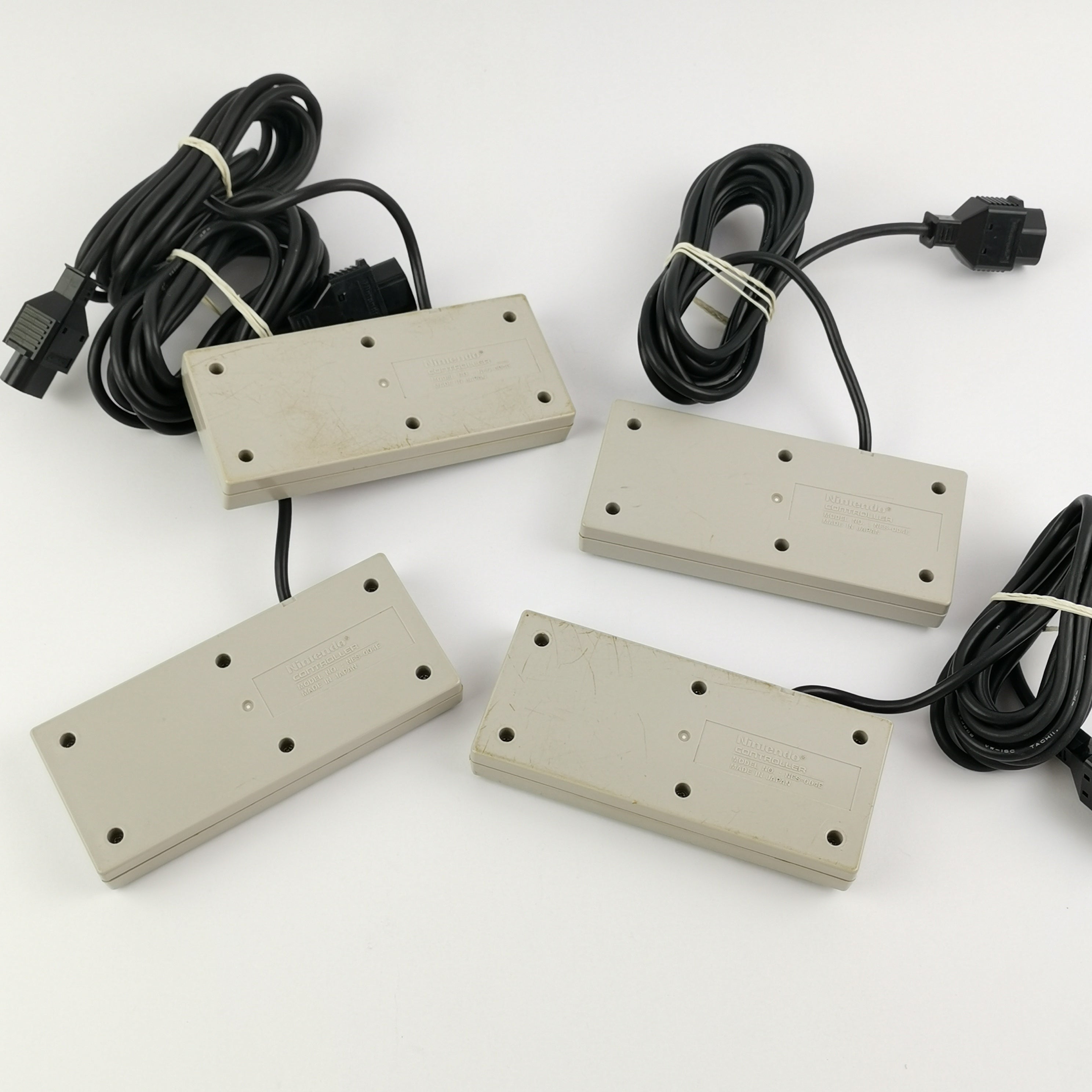 Nintendo NES Konsole mit Four Score Adapter und 4 Controller