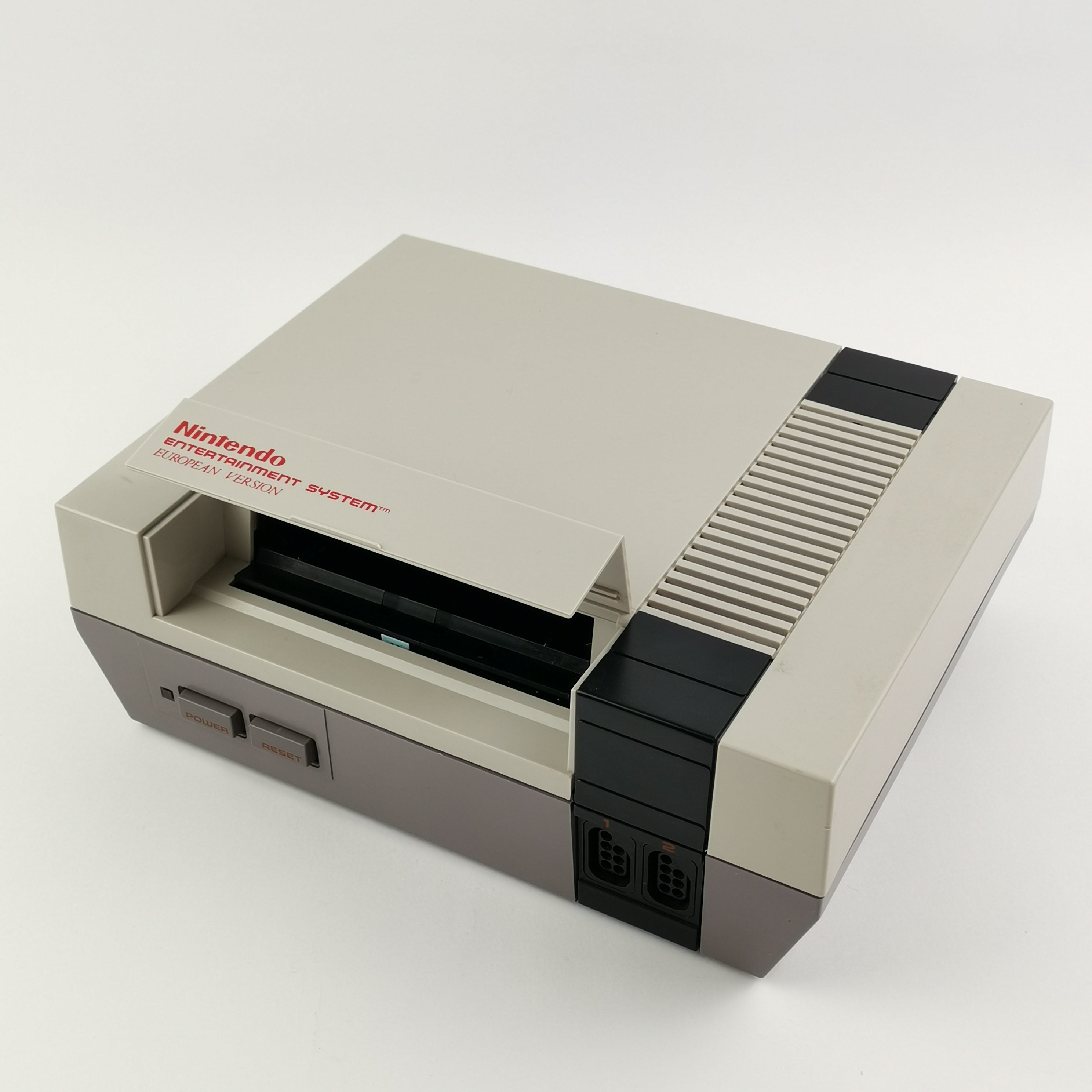 Nintendo NES Konsole mit Four Score Adapter und 4 Controller