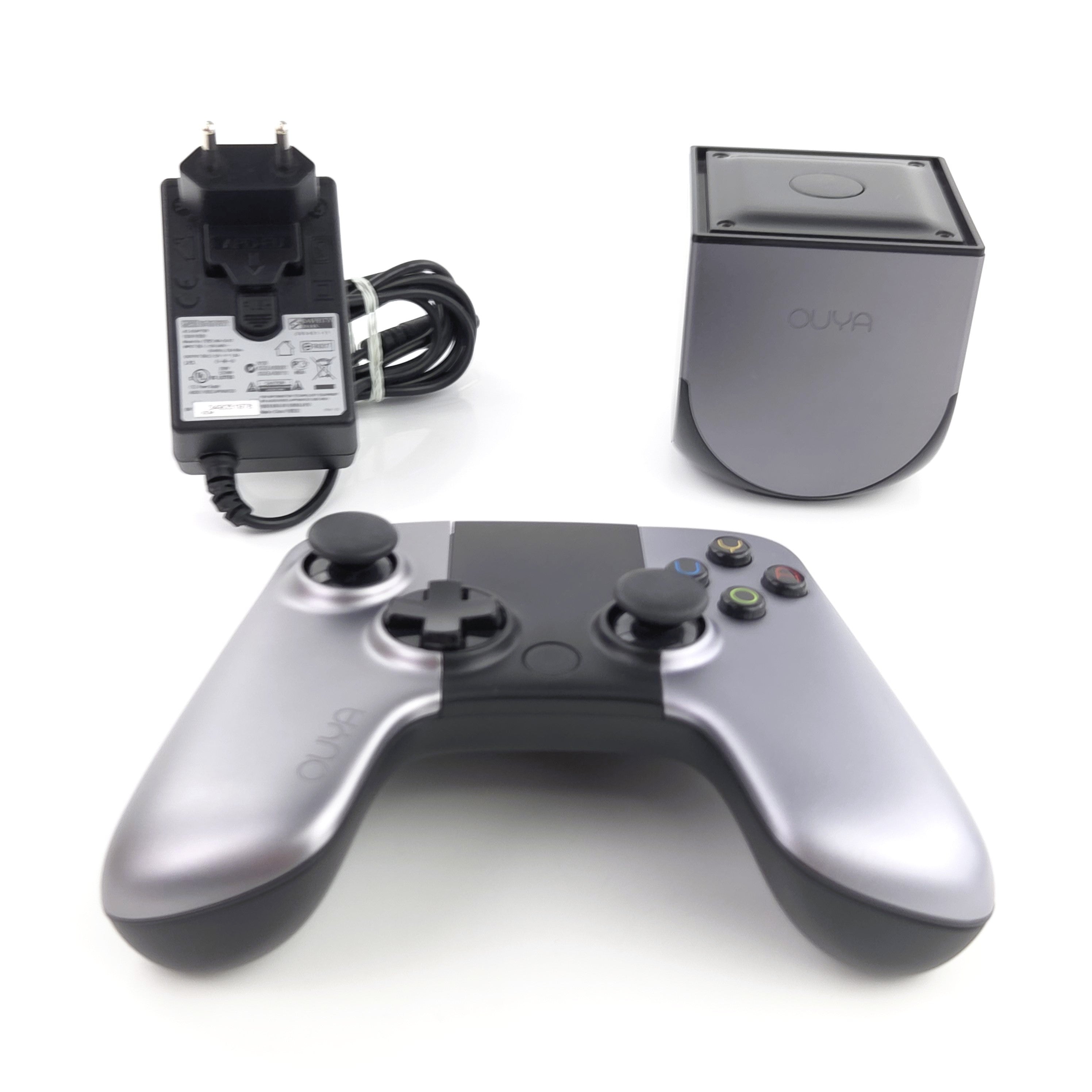 Ouya Konsole mit Controller und Netzteil