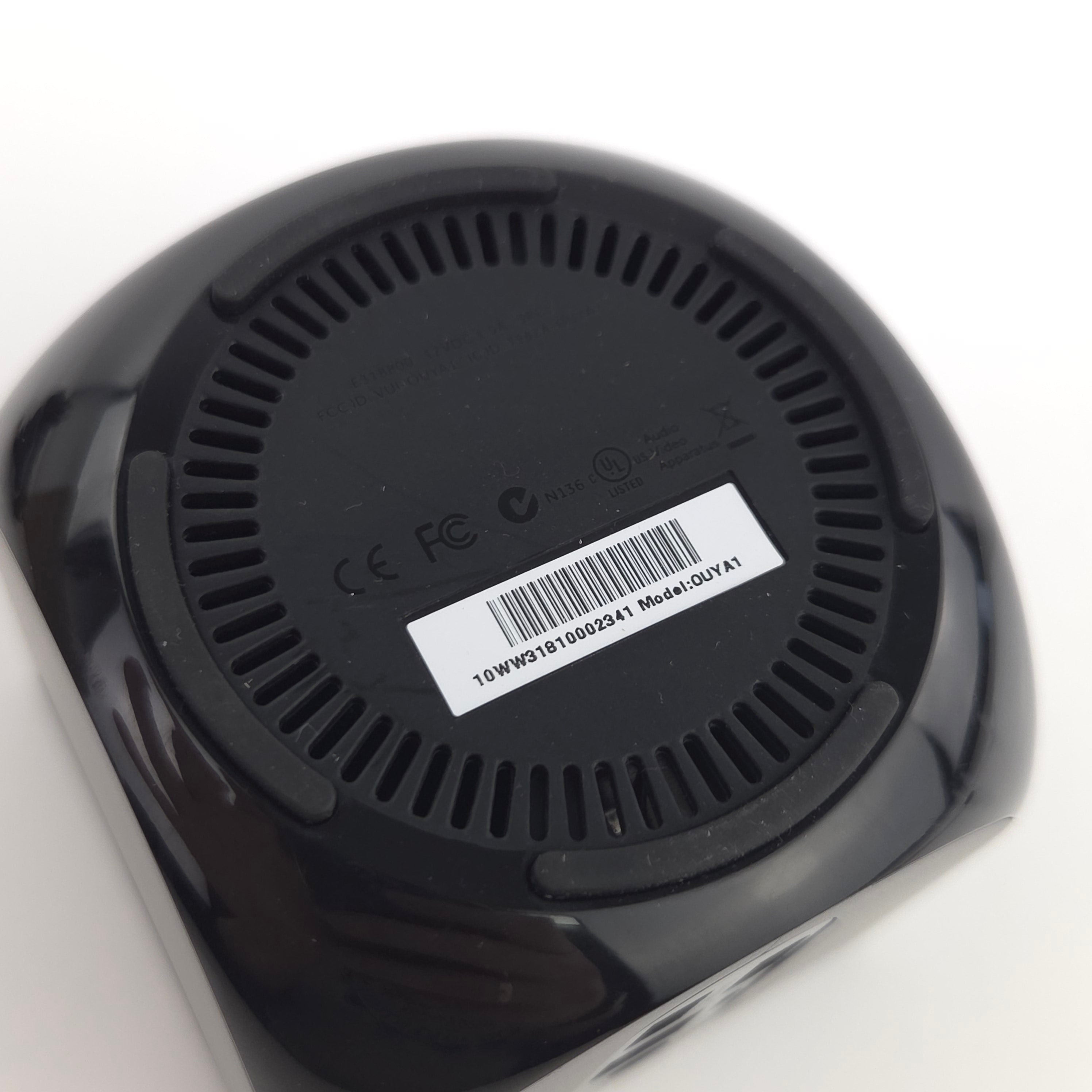 Ouya Konsole mit Controller und Netzteil