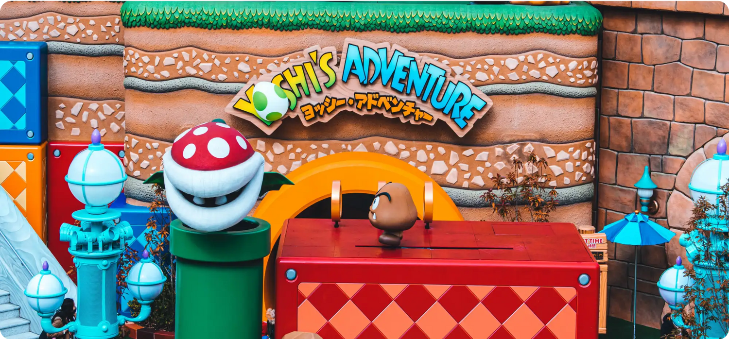 Pilzförmiges Spielzeug mit rot-weiß kariierter Basis, grünem Stiel und gelber Kappe.