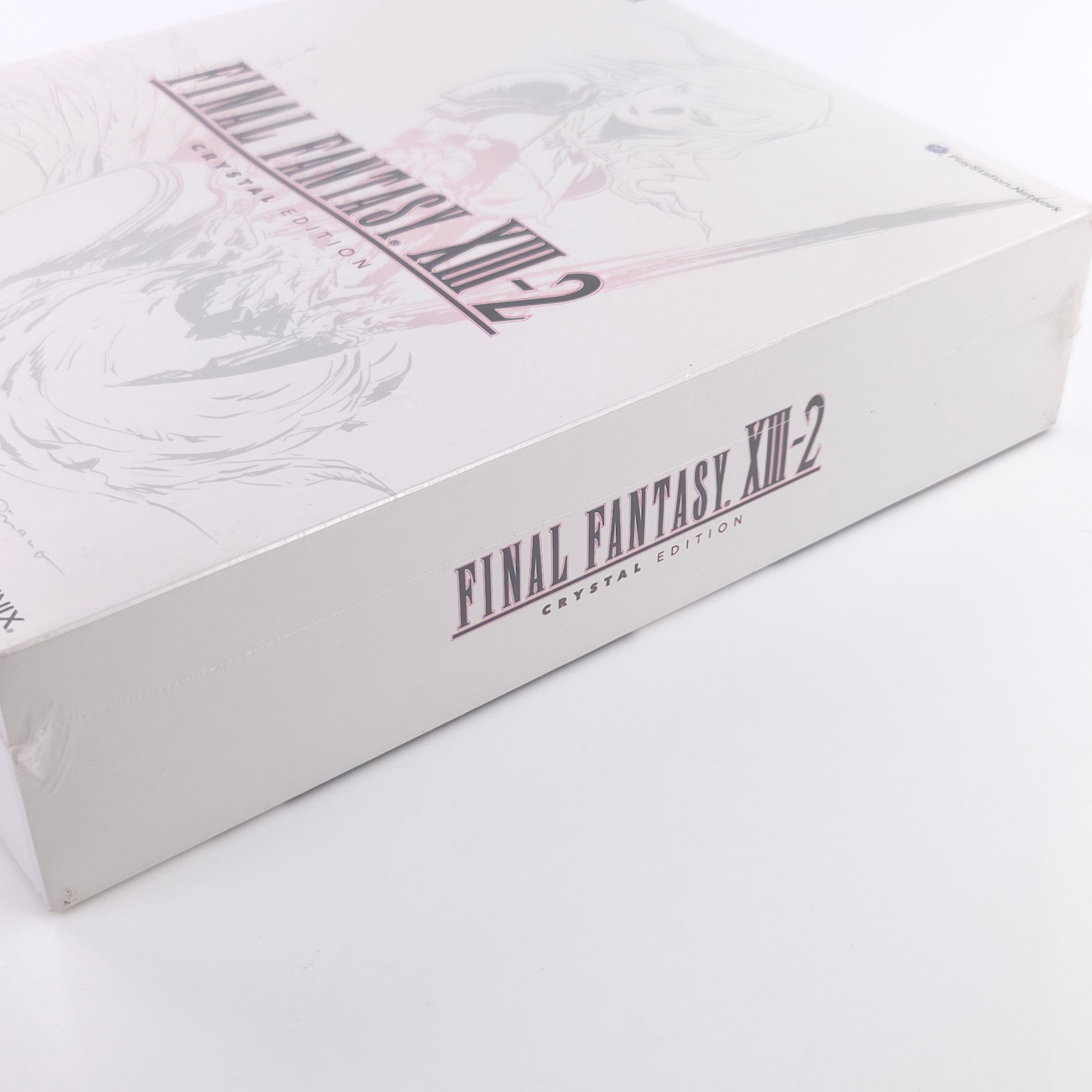 Weiße Final Fantasy XIII-2 Crystal Edition PS3 Box mit silbernem Text und Design