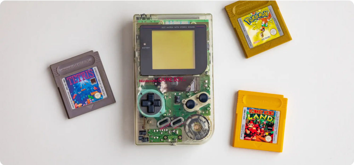 Transparent grüner Game Boy mit freiliegender Schaltung und bunten Tasten.