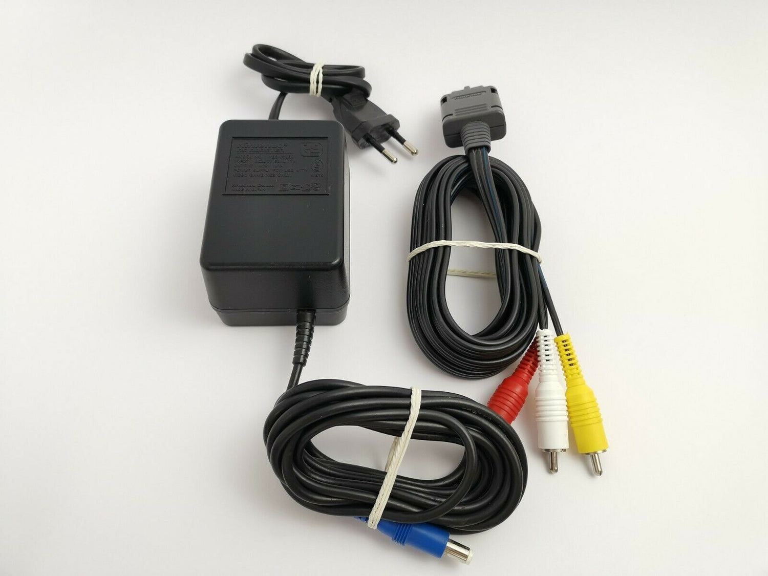 Super Nintendo Multinorm Konsole (NTSC & PAL Spiele), mit 2 Control. und Kabeln
