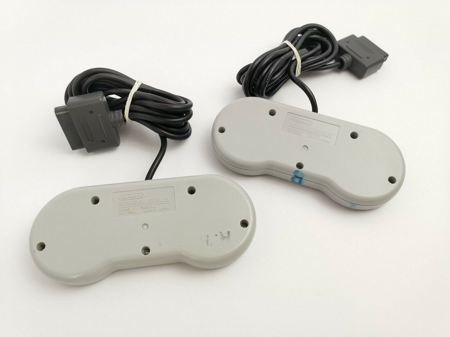 Super Nintendo Multinorm Konsole (NTSC & PAL Spiele), mit 2 Control. und Kabeln