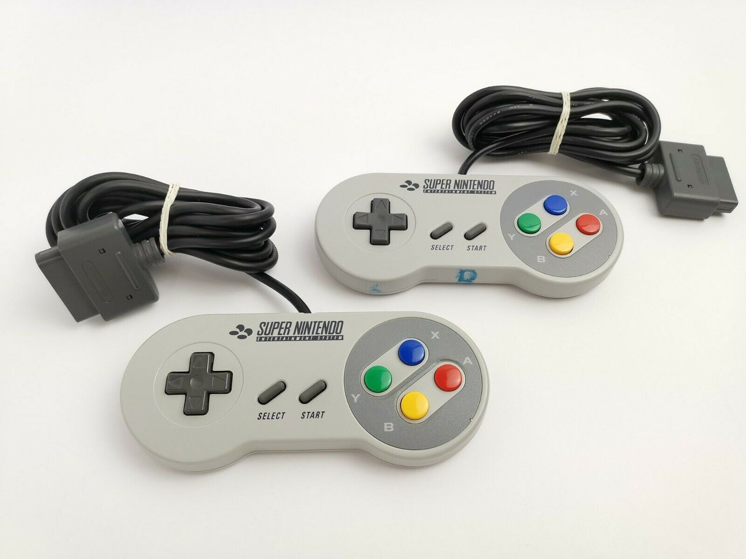 Super Nintendo Multinorm Konsole (NTSC & PAL Spiele), mit 2 Control. und Kabeln