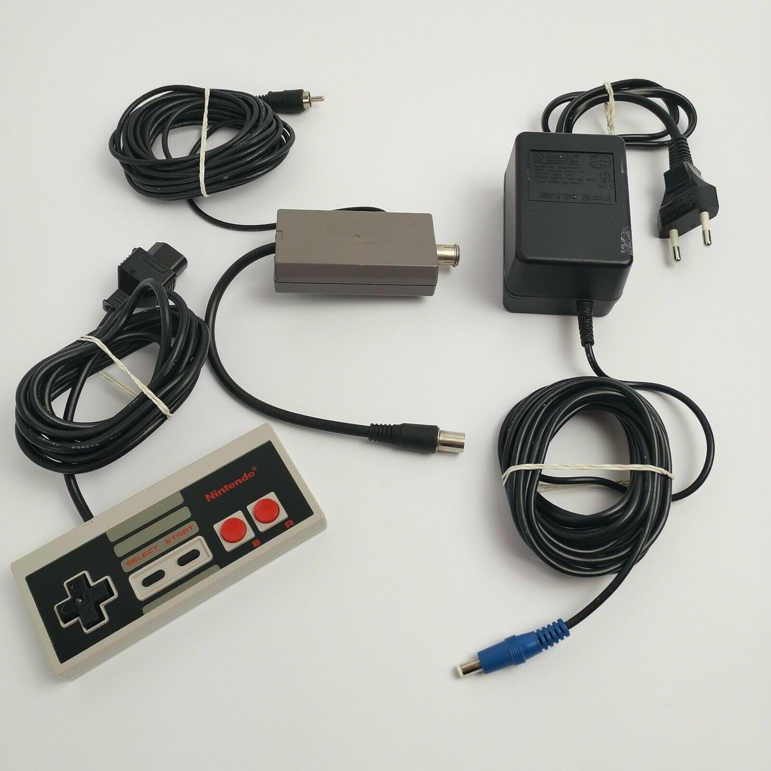 Nintendo NES Multinorm Konsole Console, 1 Controller und Kabel