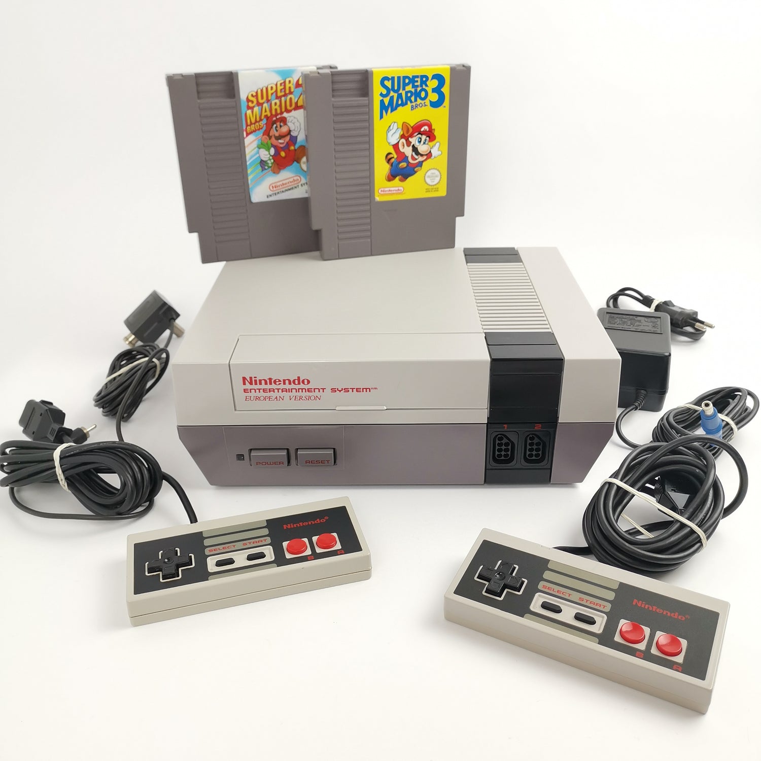 Nintendo Entertainment System Console: NES 2 Controller & 2 Games | PAL NOE