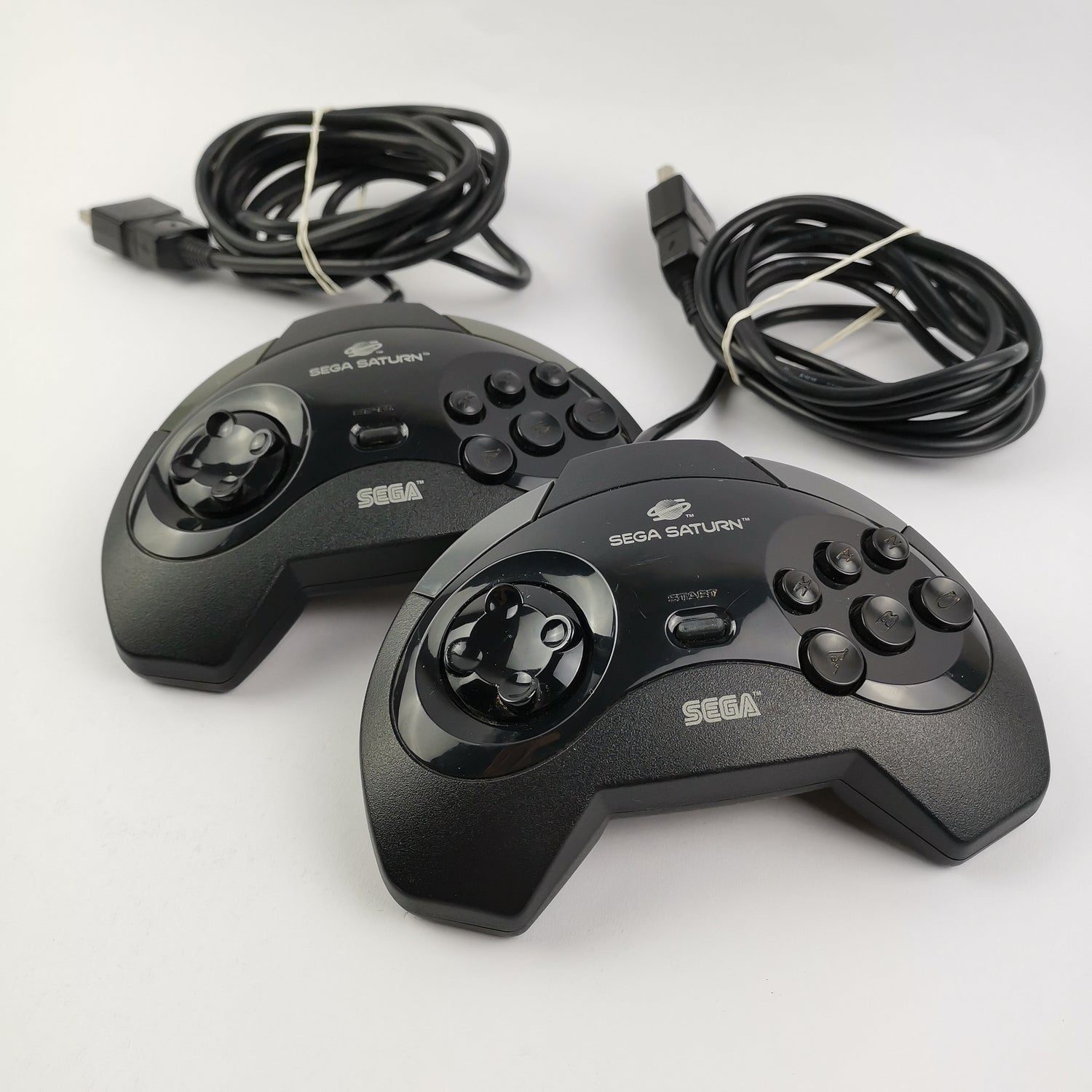 Sega Saturn Konsole : 2 originale Controller u. Anschlusskabel | Console Bundle
