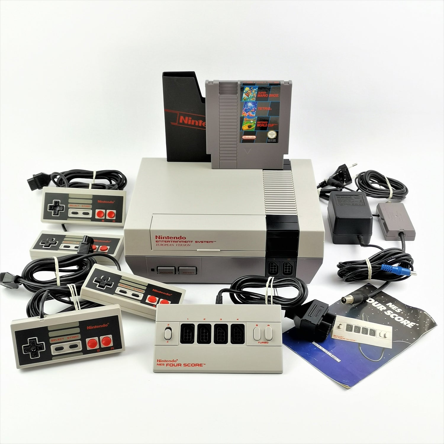 Nintendo NES Konsole mit 4 Controller,  Four Score Adapter, Kabel und 1 Spiel