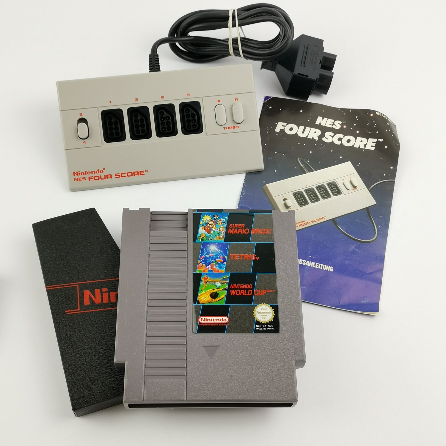 Nintendo NES Konsole mit 4 Controller,  Four Score Adapter, Kabel und 1 Spiel