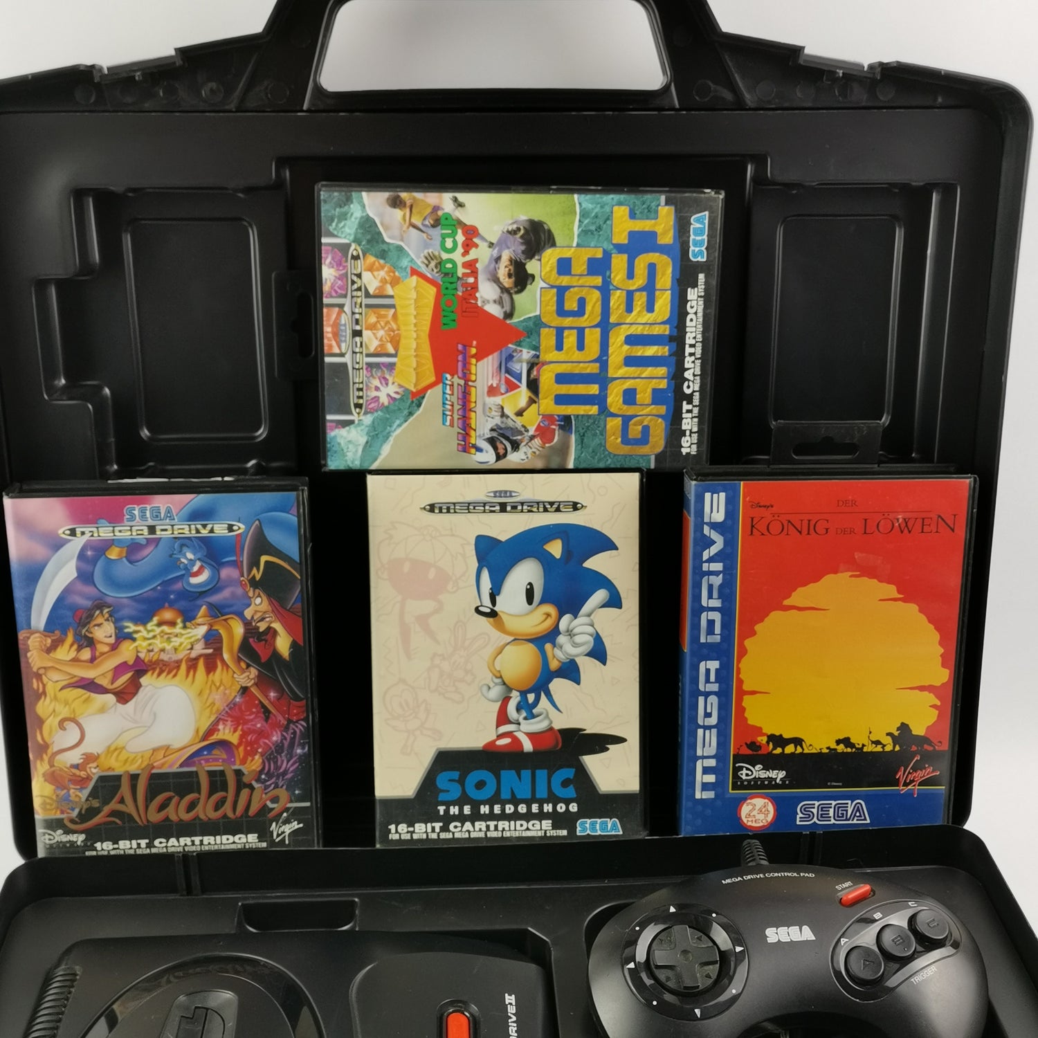 Sega Mega Drive II 2 mit 2 Controller , Strom Kabel, 4 Spiele und Koffer